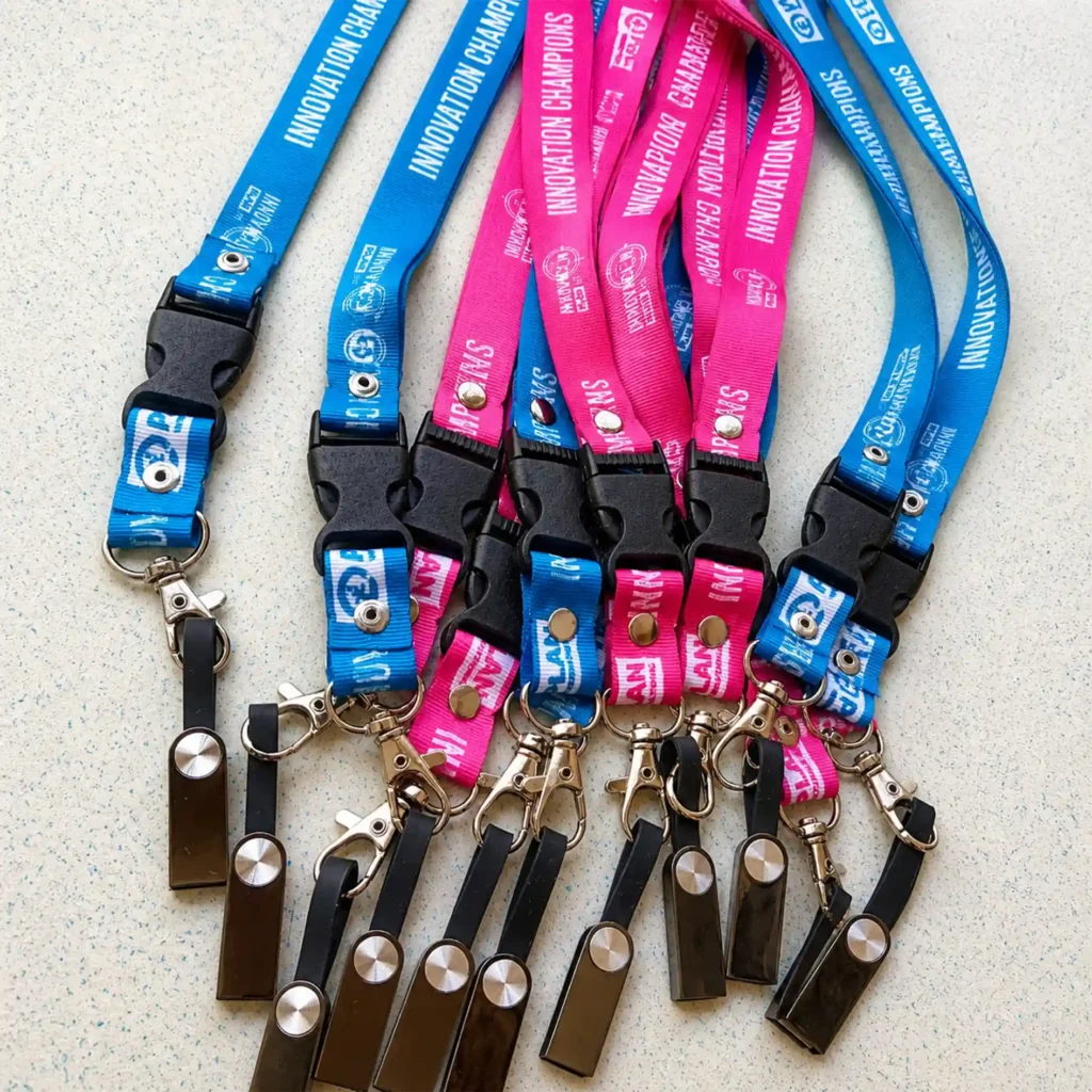Cintas porta carnet promocionales con hebilla para portar memorias USB.
