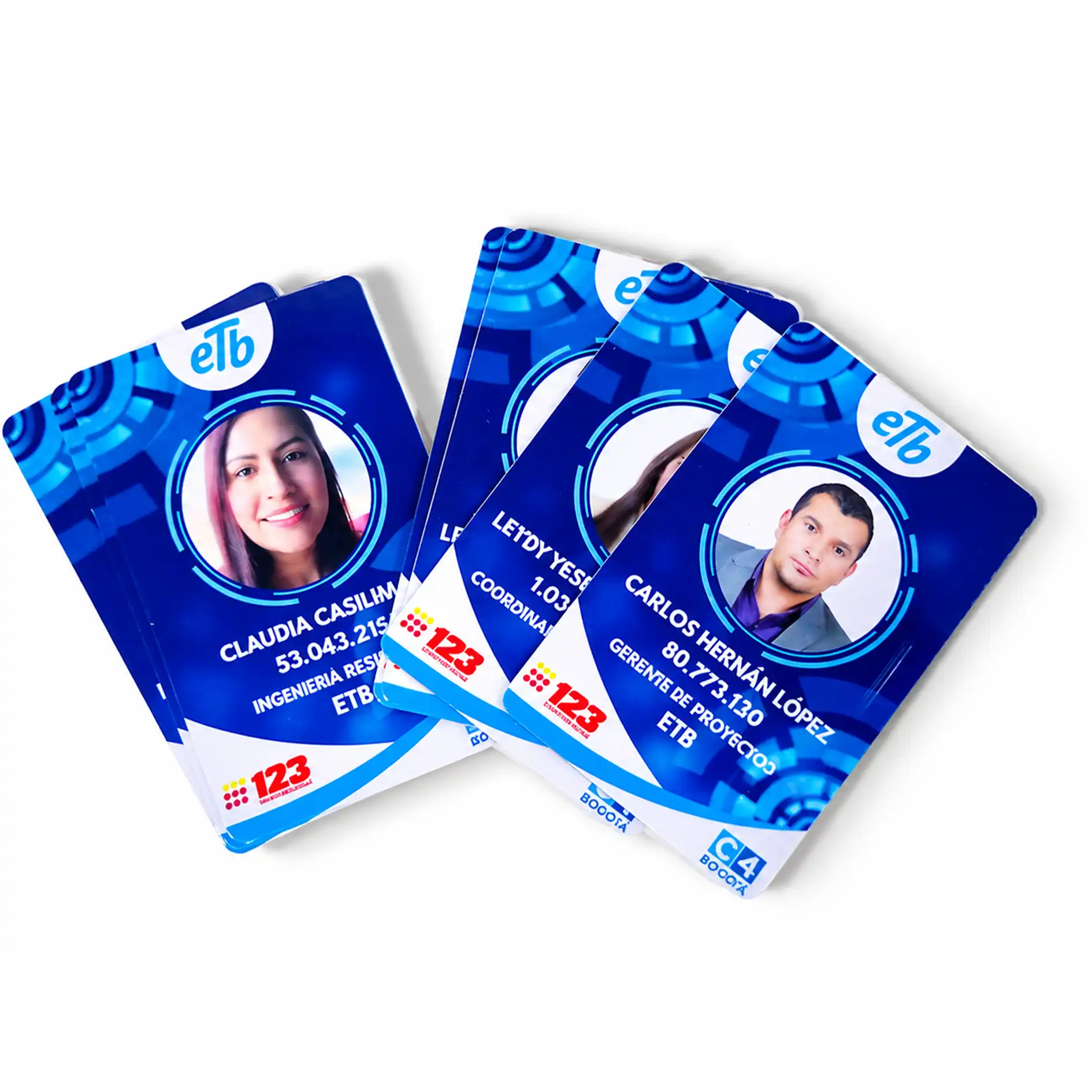 Credenciales corporativas impresas en PVC para control de acceso.